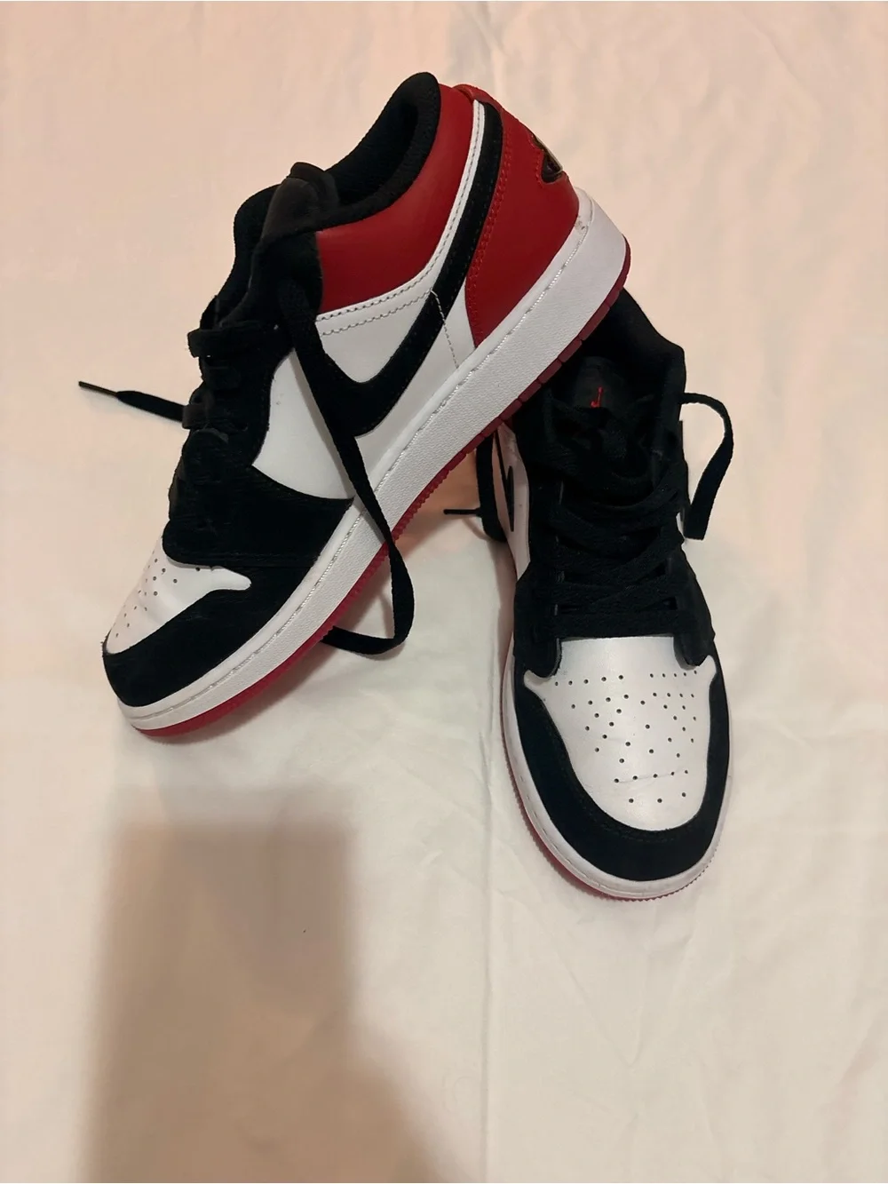 Jordan Kids Low-Top Sneakers in White/Black/Red